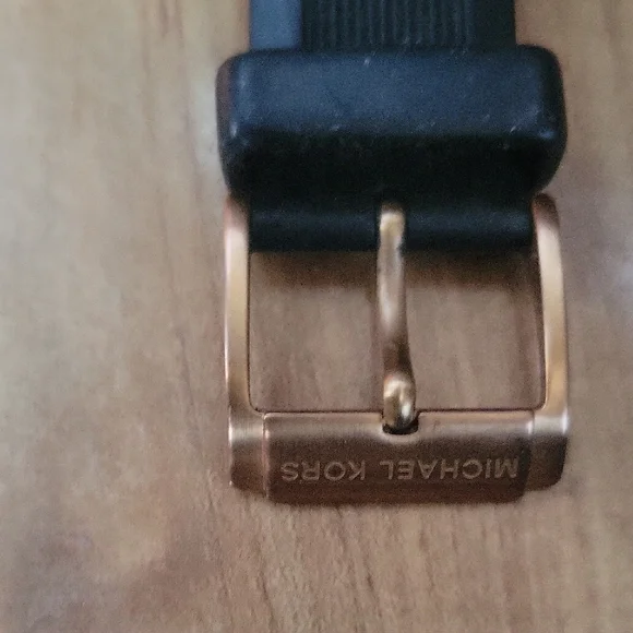 Michael Kors Elegant Black and Gold Timepiece